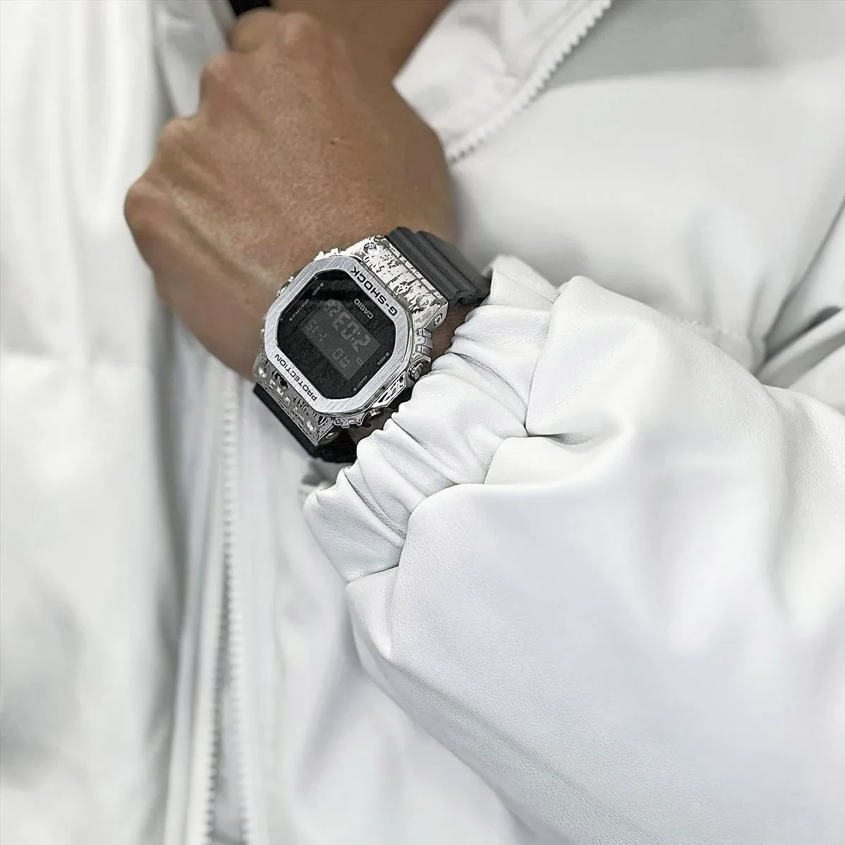 Часы  Casio  G-Shock Casio GM-5600GC-1E (фото 4)