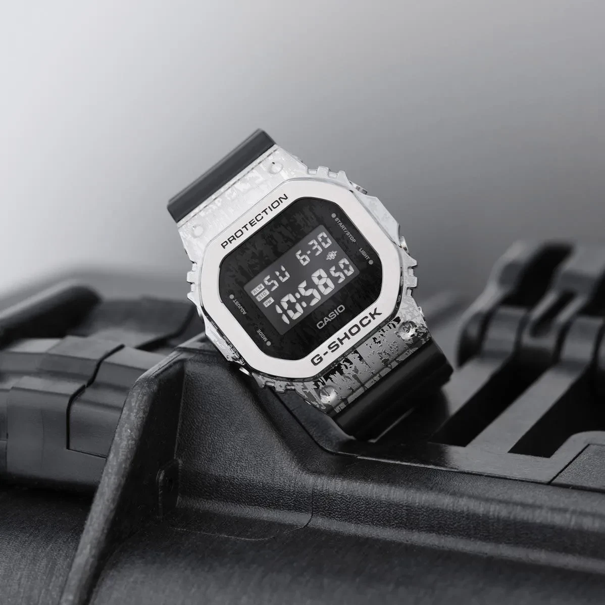 Часы  Casio  G-Shock Casio GM-5600GC-1E (фото 3)