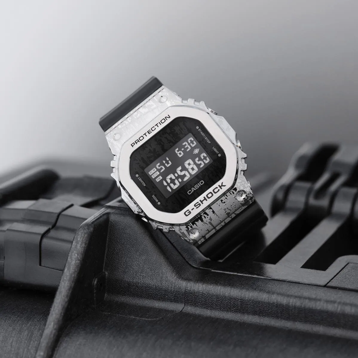 Наручные часы  Casio  G-Shock Casio GM-5600GC-1E (фото 2)
