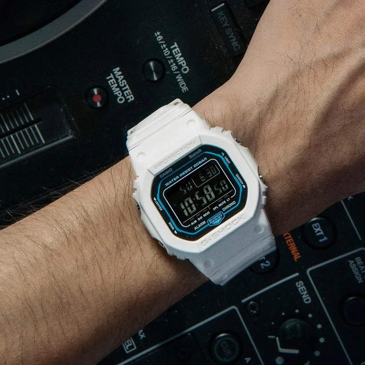 Часы  Casio  G-Shock Casio DW-B5600SF-7E (фото 4)