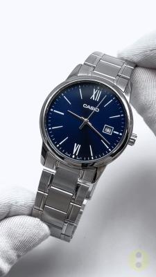 Casio MTP-V002D-2B3 Orologio Uomo Analogico – Quarzo Giapponese, Data, Quadrante Blu Con Numeri Romani, Cassa Acciaio 38 Mm, 3 ATM
